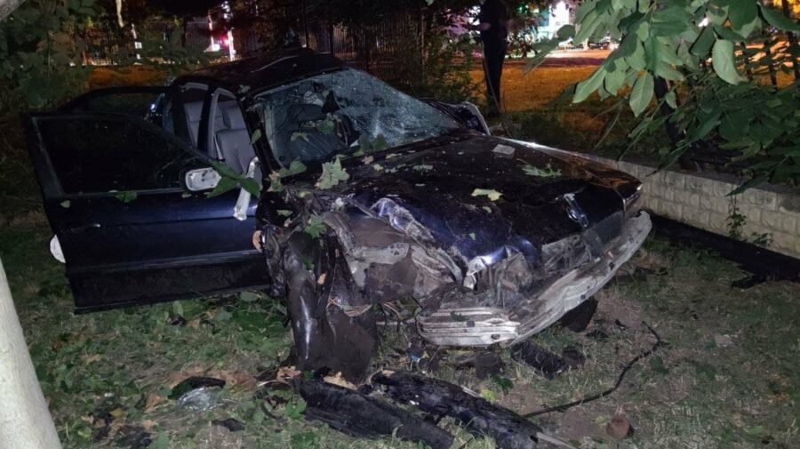 FOTO A intrat într-un gard din Capitală cu BMW-ul! După impact, șoferul a ajuns în stare gravă la spital