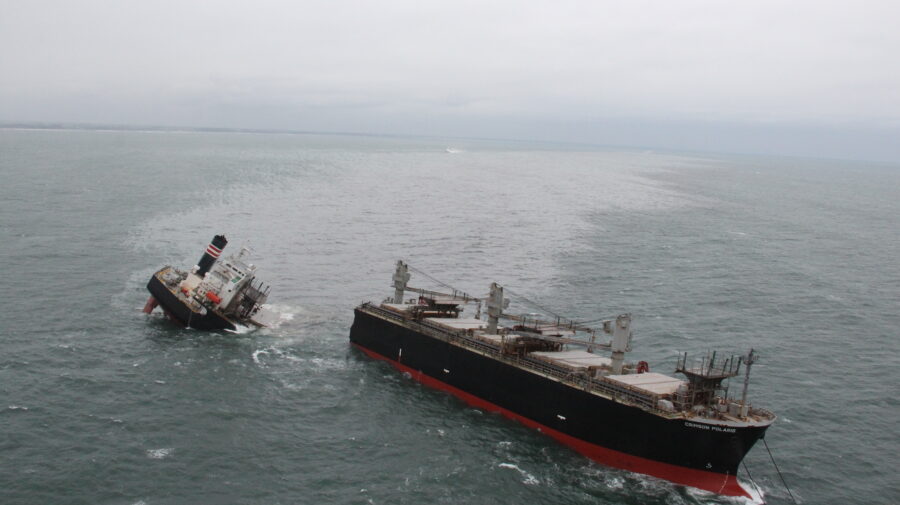 FOTO Ai văzut vreodată o navă ruptă în două? Iată una în nordul Japoniei, provocând o mare scurgere de petrol
