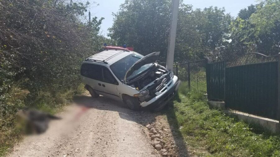 FOTO Tragedie la Ocnița! Un bărbat s-a stins din viață după ce a intrat violent cu mașina într-un pilon