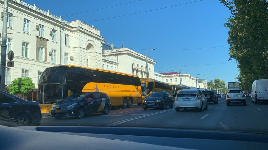 FOTO/VIDEO Protest cu autocare la PG! Vehiculele au blocat o parte din bulevardul Ștefan cel Mare și Sfânt