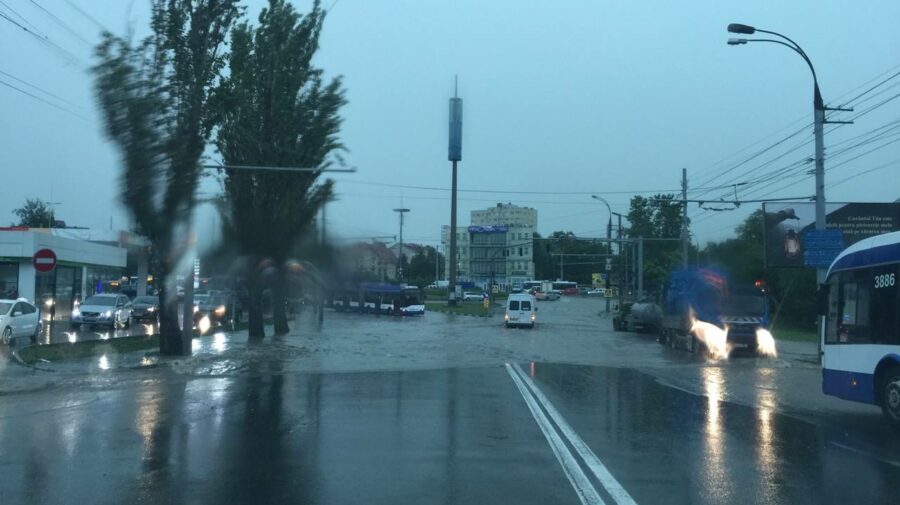 VIDEO A venit potopul peste Moldova! Se înregistrează ploi abundente în toată țara