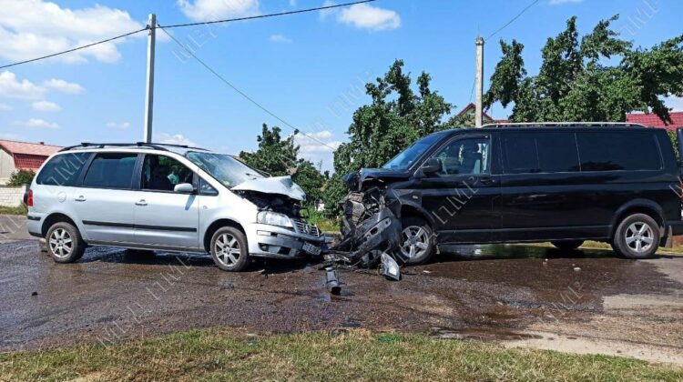 FOTO Coliziune FRONTALĂ spre Tiraspol. Două automobile s-au tamponat, iar mai multe persoane au ajuns la spital