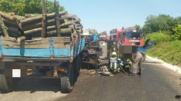 FOTO Cutremurător! Și-a pierdut viața după ce tractorul în care se afla a fost zdrobit de un TIR, la Cimișlia