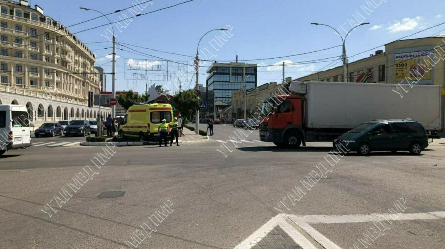 FOTO, VIDEO Ambulanță din Tiraspol, implicată în accident. S-a tamponat într-o bancă de pe trotuar