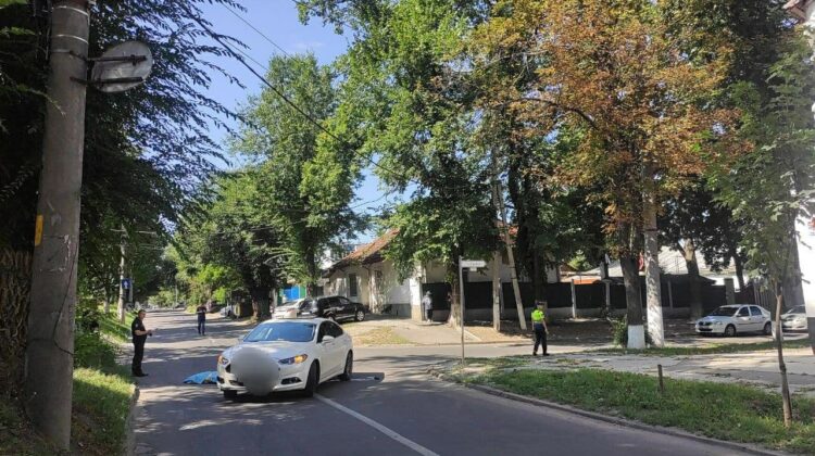 Zdrobită de un automobil în plină zi. Femeia în vârstă de 86 de ani a decedat până la sosirea ambulanței