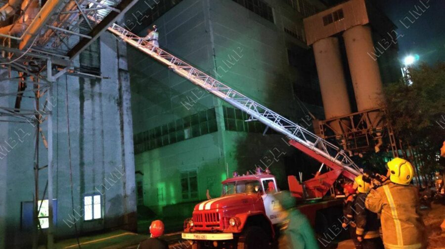 FOTO Incendiu de proporții la combinatul de pâine din Bender. Câteva echipaje de pompieri au luptat cu flăcările