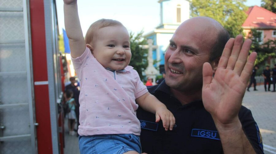 GALERIE FOTO EMOȚIONANTĂ Fericire, zâmbete și îmbrățișări! Pompierii care au fost în Grecia au revenit azi acasă