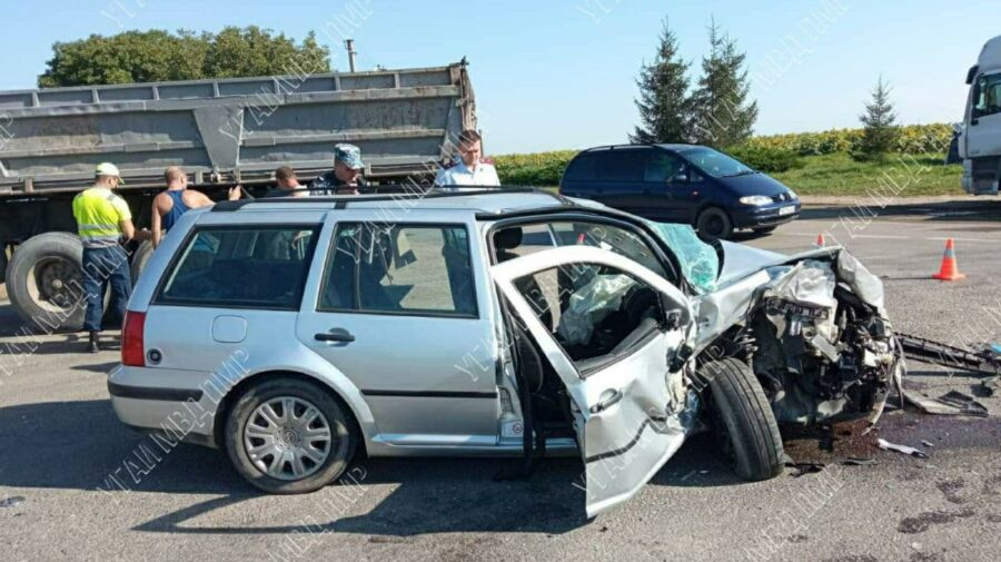 FOTO Două unități de transport s-au ciocnit violent. Trei pasageri, printre care o femeie gravidă, la spital