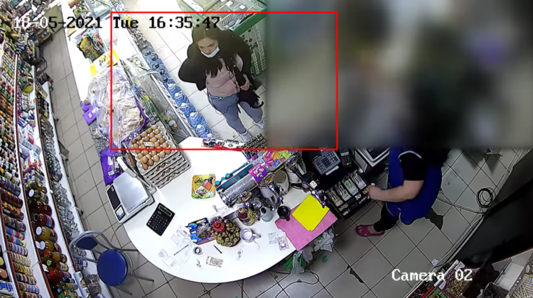 VIDEO Fără NERUȘINARE! A „înhățat” telefonul mobil al vânzătorului și s-a făcut nevăzută. POLIȚIA o caută