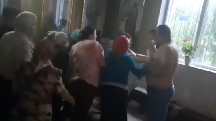 VIDEO Un preot din Ialoveni, SCOS CU FORȚA din biserică! Câteva enoriașe i-au ruptat hainele și l-au pălmuit