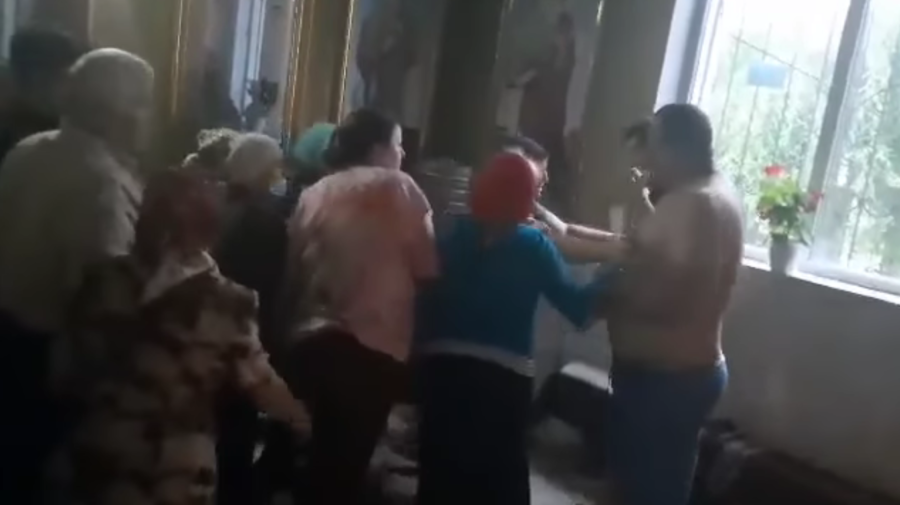 VIDEO Un preot din Ialoveni, SCOS CU FORȚA din biserică! Câteva enoriașe i-au ruptat hainele și l-au pălmuit