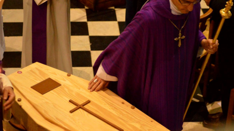 SCANDALOS. Un preot a murit, după ce a fost înmormântat de viu