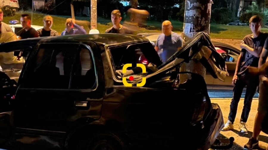 FOTO O mașină, facută zob în urma unui accident grav! S-a întâmplat în toiul nopții, la Botanica