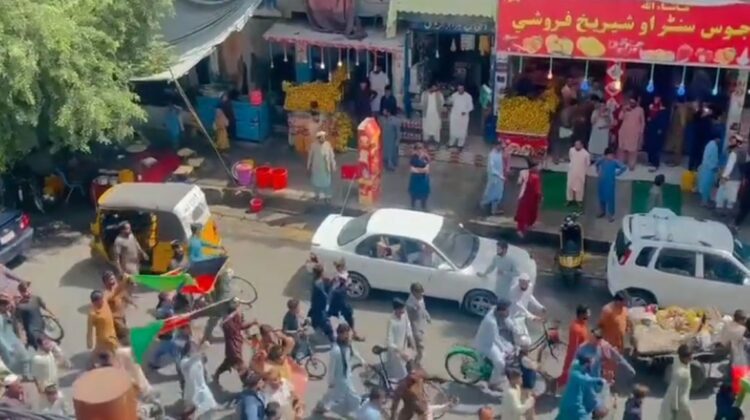 VIDEO Talibanii trag în protestatarii care au ieșit în stradă, în sprijinul drapelului afgan. Mai mulți oameni au murit
