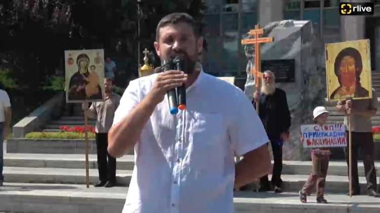 R LIVE! Manifestație spontană în Chișinău! Un grup de creștini protestează împotriva impunerii vaccinării COVID-19