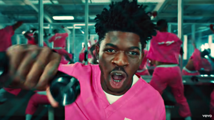VIDEO Un rapper a intrat în închisoare pentru noul său clip. S-a îmbrăcat în robă roz și a dansat gol cu alți deținuți