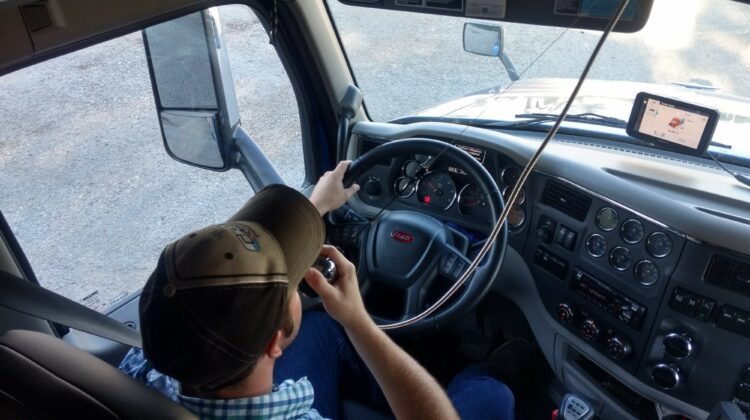 A auzit voci în remorca sigilată a camionului! Un moldovean a sunat la poliția de frontieră! În camion, doi afgani