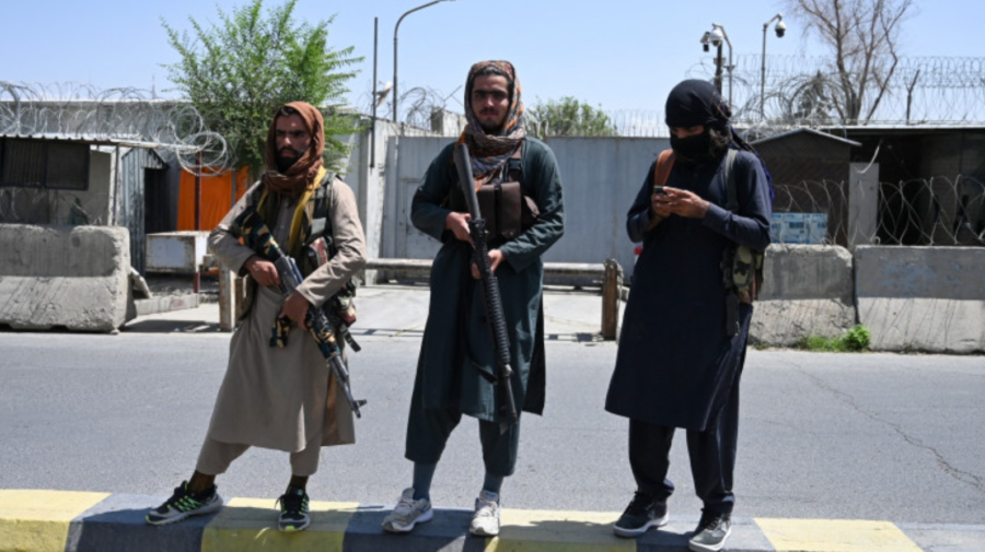 Cel puțin 12 afgani au fost uciși în jurul aeroportului din Kabul de la preluarea puterii de către talibani