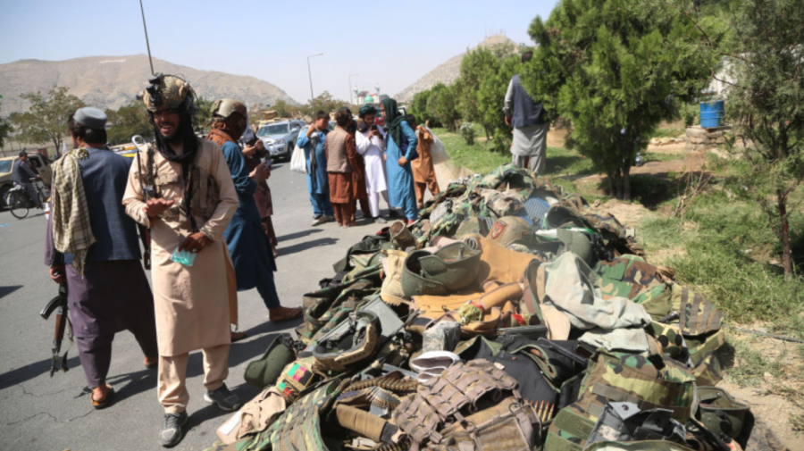 FOTO Talibanii se aprovizionează cu echipament american? Avioane, arme și ochelari au ajuns în mâinile teroriștilor