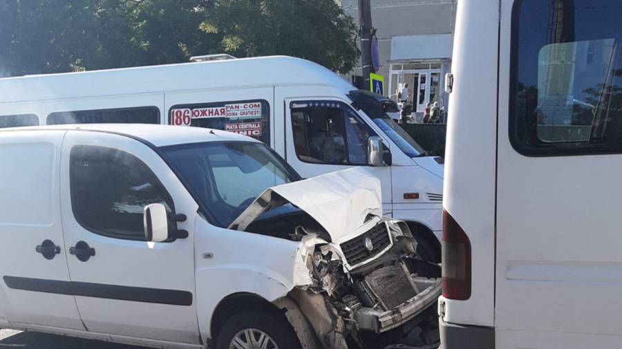 FOTO, VIDEO Accident în Capitală. Un automobil a tamponat din spate un microbuz de rută