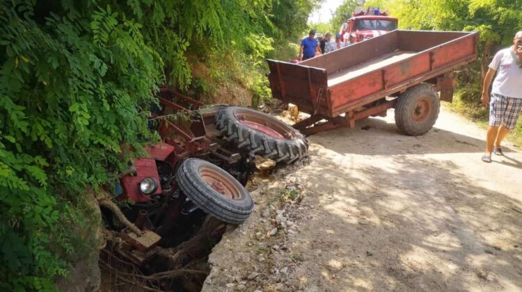 FOTO Un tractor, „înghițit” de un șanț la Telenești. Șoferul de 59 de ani a fost preluat la spital în stare gravă