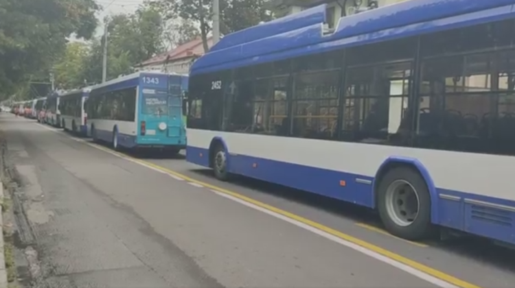 VIDEO Au oprit pe dreapta! Câteva troleibuze, „blocate” pe o stradă din Capitală. Ce spune RTEC