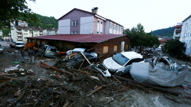 FOTO Inundații devastatoare în nordul Turciei. Nouă persoane și-au pierdut viața