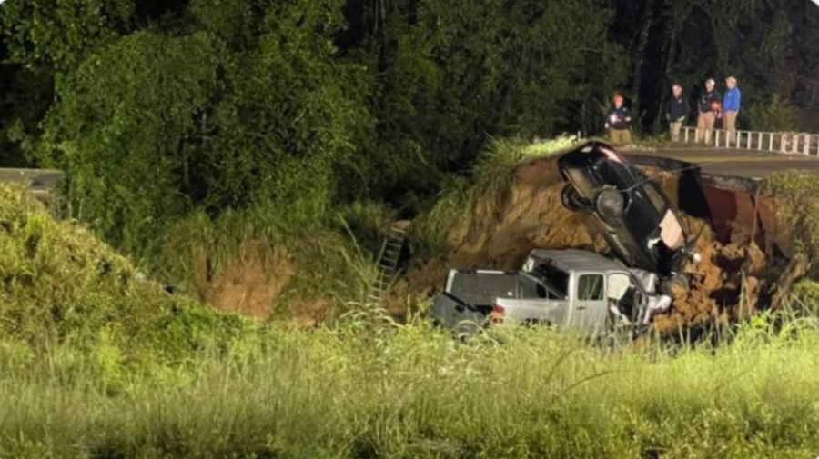 VIDEO Uraganul Ida continuă să facă ravagii în SUA. S-a prăbușit o autostradă, iar autovehiculele au căzut într-o gaură