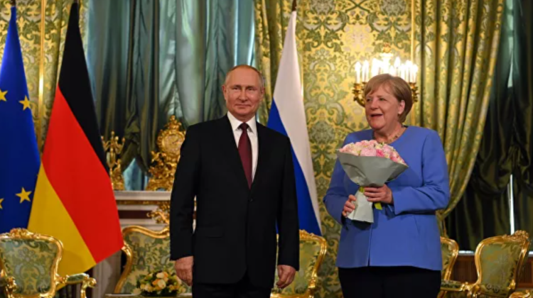 FOTO Vladimir Putin a întâlnit-o pe Angela Merkel cu flori! Ultima vizită a acesteia în Rusia, în funcție de cancelar