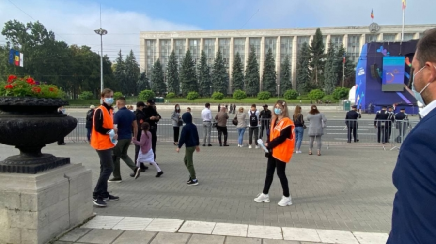 Sărbătoare în siguranță! De Ziua Independenței Republicii Moldova, voluntarii împart măști în centrul Capitalei