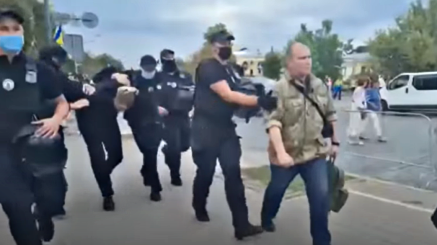 VIDEO Încătușat și trecut prin mulțime! A fost reținut bărbatul care l-a stropit pe Poroșenko cu verde de briliant