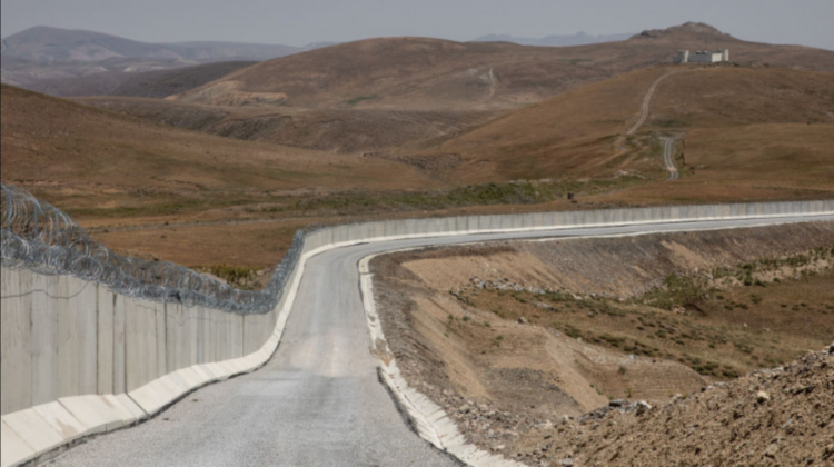 FOTO Turcia construieşte un zid lung de 295 km la graniţa cu Iranul, de teama valului de refugiați din Afganistan