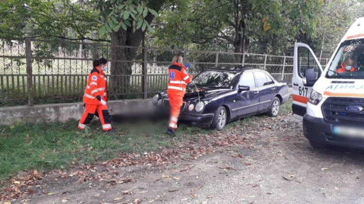 FOTO Accident mortal la Edineț! Un bărbat a fost lovit de o mașină în timp ce se odihnea pe scaunul de lângă poartă