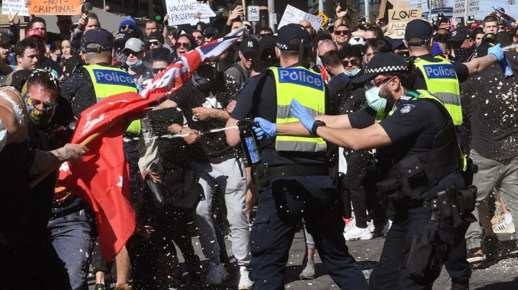 VIDEO Proteste violente în Australia! Gloanțe de cauciuc și urină aruncată în jurnaliști