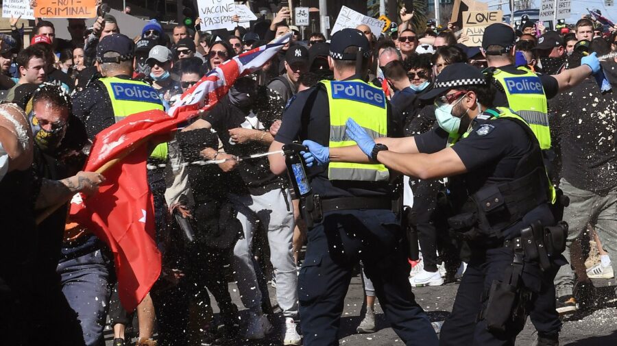 VIDEO Proteste violente în Australia! Gloanțe de cauciuc și urină aruncată în jurnaliști