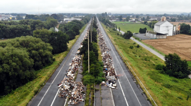 GALERIE FOTO Aproximativ 90.000 de tone de deşeuri stau „întinse” pe o autostradă din Belgia. Sunt jucării și mobilă