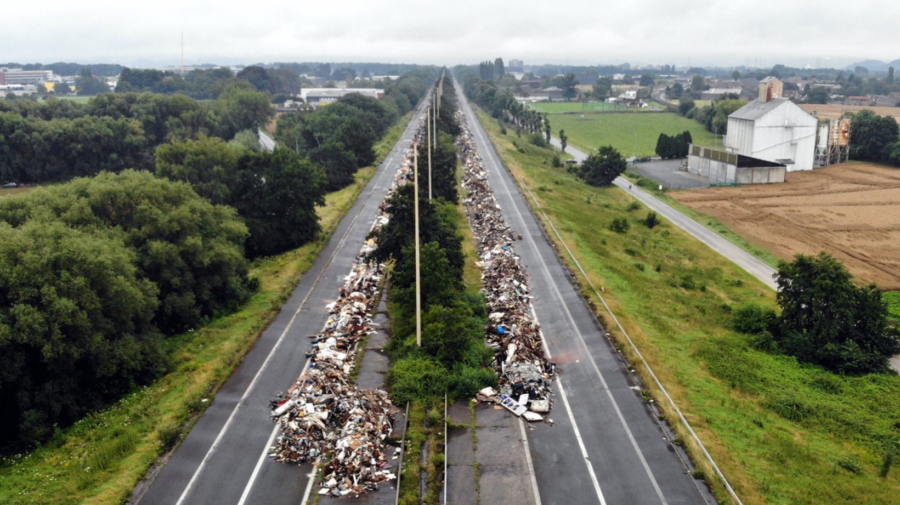 GALERIE FOTO Aproximativ 90.000 de tone de deşeuri stau „întinse” pe o autostradă din Belgia. Sunt jucării și mobilă