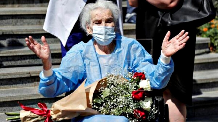 FOTO O femeie de 111 ani s-a vindecat de coronavirus. Fiul său de 80 de ani este încă în spital