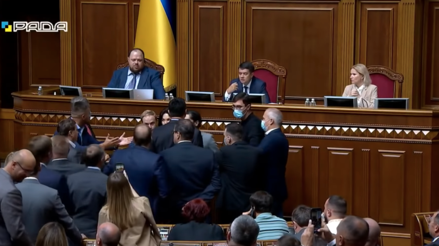 VIDEO Scandal în Rada Supremă din Ucraina! Plini de forță după vacanță, deputații sau îmbrâncit la tribuna centrală