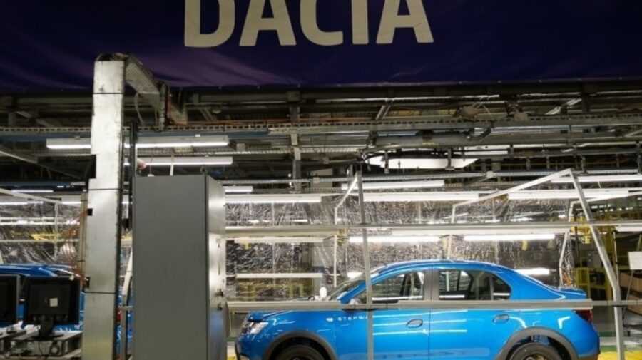 Dacia oprește producția la o uzină din România, din cauza lipsei de componente electronice