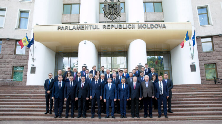 Fotbalul s-a mutat la Parlament. Igor Grosu a primit în vizită delegația UEFA și FMF. S-au împărțit și medalii