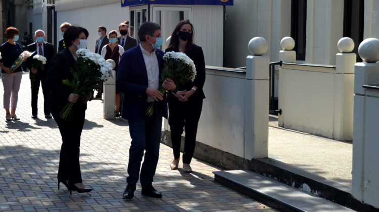 FOTO Grosu și Gavrilița, la Ambasada SUA. Au comemorat victimele atacului terorist. Misiunea diplomatică le-a mulțumit