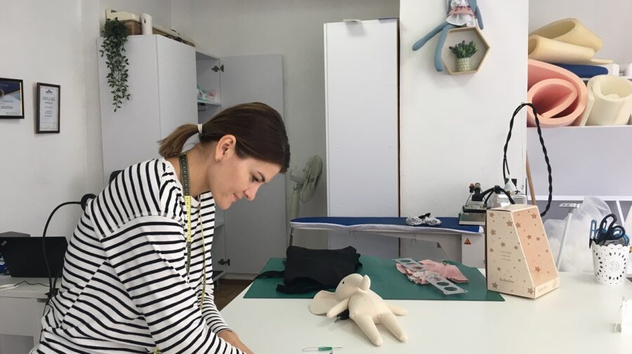 FOTO Afacere susținută financiar de Uniunea Europeană, la Ungheni. Brandul fabrică jucării din textile naturale