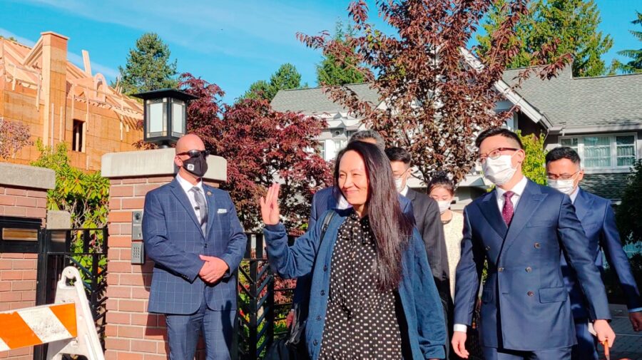 VIDEO Fiica fondatorului Huawei, eliberată. Ce se ascundea în bagajele ei, când a fost arestată
