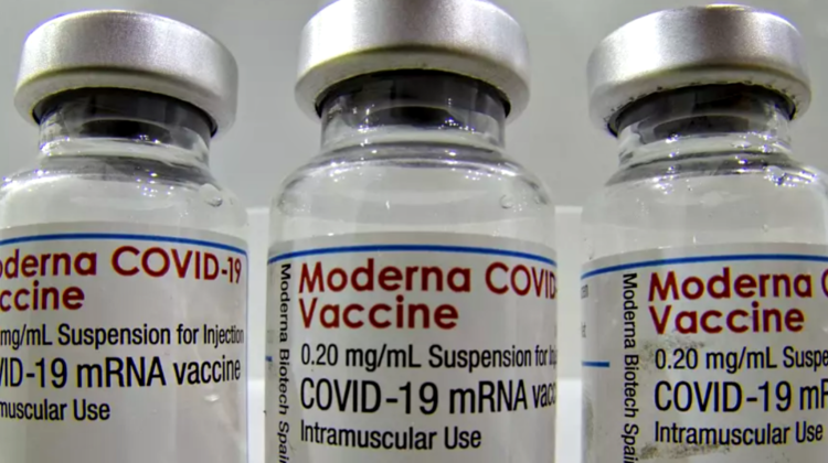 Vaccinurile anti-COVID ar putea fi mai puţin eficiente în combaterea variantei Omicron, avertizează directorul Moderna
