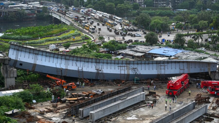 FOTO Pod în construcție prăbușit în Mumbai, într-o zonă cu clădiri de afaceri