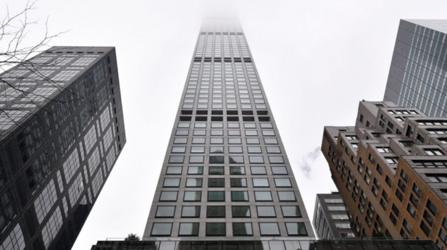 Miliardarii care au plătit zeci de milioane $ pentru apartamente de lux în New York se plâng de inundații și pe lifturi