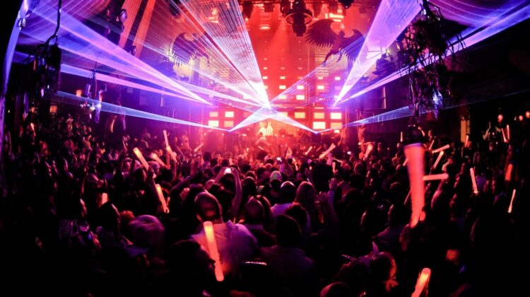 În club, la cinema și la concert doar dacă ești vaccinat, ai test PCR sau alte dovezi. Noi restricții impuse de CNESP