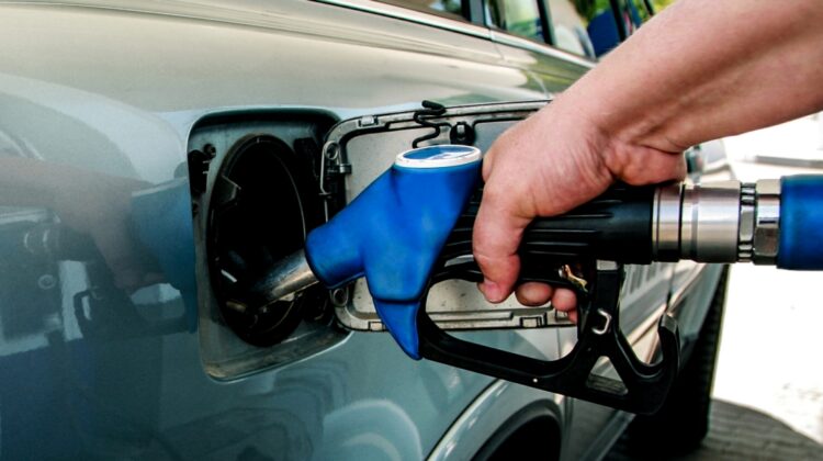 Benzina s-a ieftinit puțin, însă prețul motorinei a sărit de pragul psihologic!