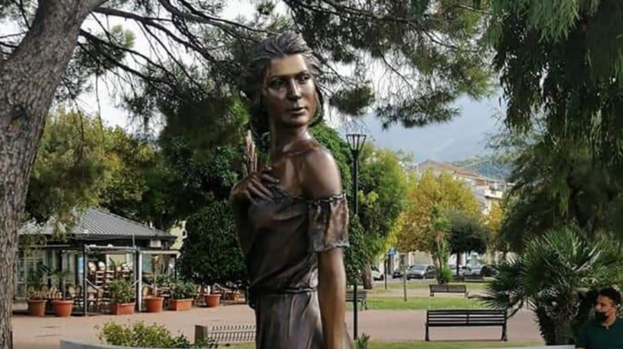 FOTO FURIE în Italia din cauza unei statui! Ce reprezintă sculptura care înfățișează o femeie îmbrăcată sumar